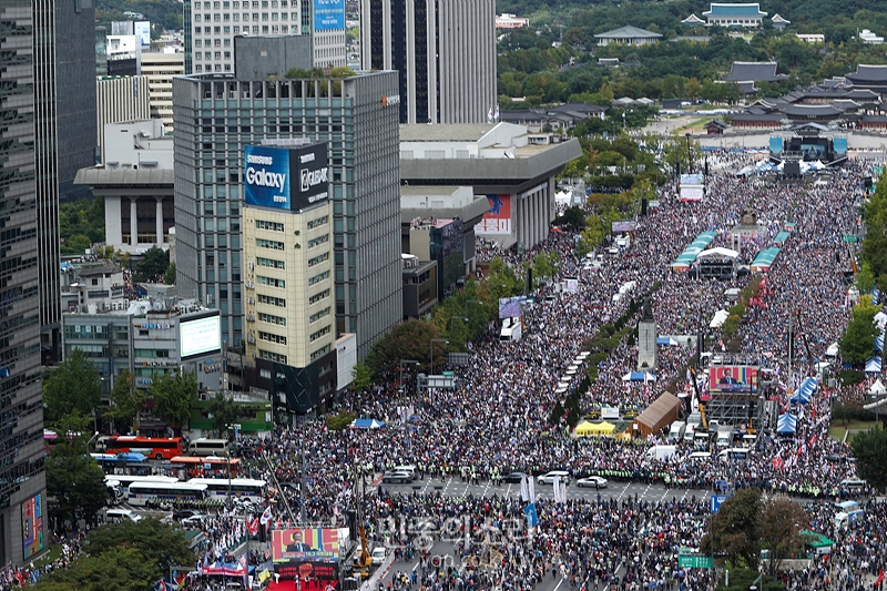 10월3일 서울 세종대로에서 자유한국당과 보수단체 회원들이 뒤섞여 문재인 정권 규탄과 조국 장관 해임을 촉구하는 집회를 하고 있다. ⓒ민중의소리