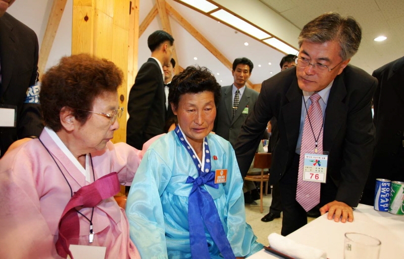 ▲문재인 대통령의 모친 고 강한욱(왼쪽) 여사와 북한에 있는 여동생이 지난 2004년 7월11일 이산가족상봉 행사에서 만나고 있다.  ⓒ연합뉴스