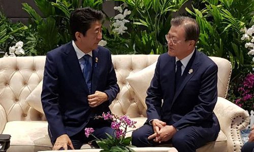 ▲문재인 대통령과 아베 신조 일본 총리가 4일 태국 방콕에서 열린 아세안+3 정상회의에서 단독으로 만나 약 11분간 대화를 나눴다. 사진=청와대 제공