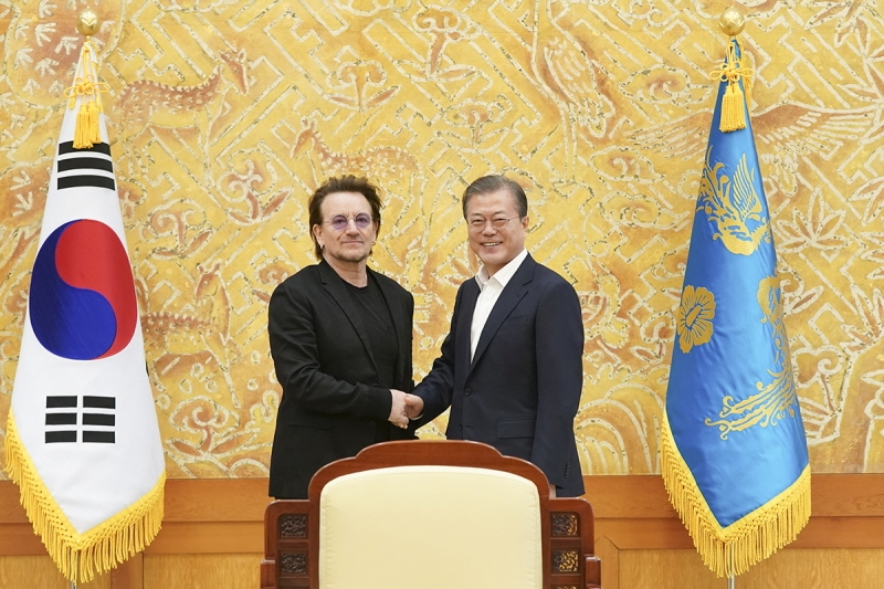 ▲문재인 대통령이 9일 청와대를 방문한 아일랜드 출신 록밴드 U2의 리더 겸 인도주의 활동가 보노를 접견하고 있다. 사진=청와대