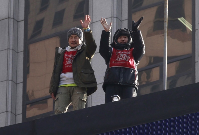 ▲ 2014년 12월 씨앤앰(딜라이브) 노동자들이 서울 프레스센터 앞 전광판에서 고공농성을 하고 있다. 사진-이치열 기자.