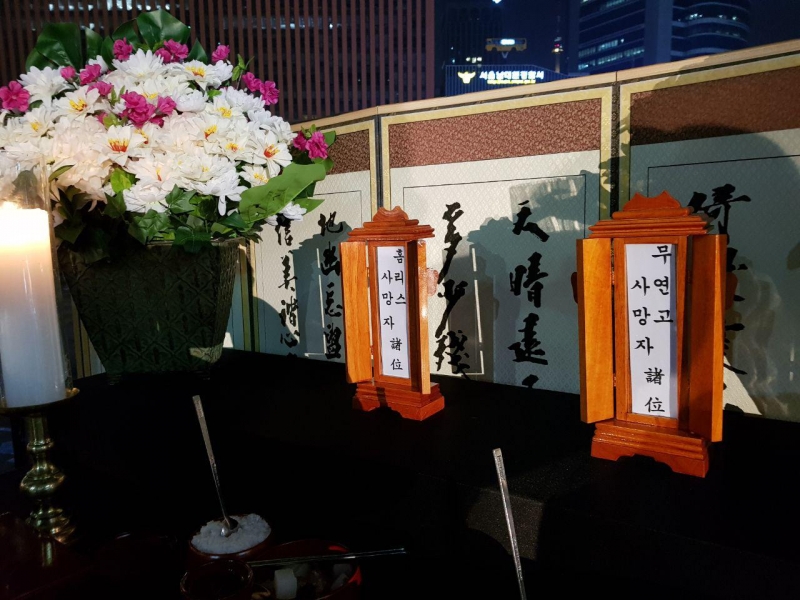 ▲‘2019 홈리스 추모제’가 22일 저녁 7시 서울역 입구에서 열렸다. 사진=손가영 기자