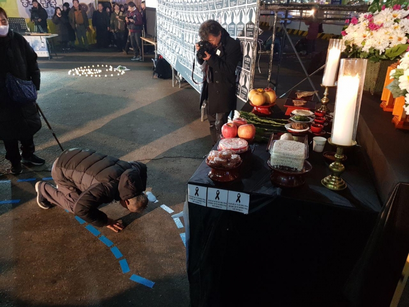 ▲‘2019 홈리스 추모제’가 22일 저녁 7시 서울역 입구에서 열렸다. 사진=손가영 기자