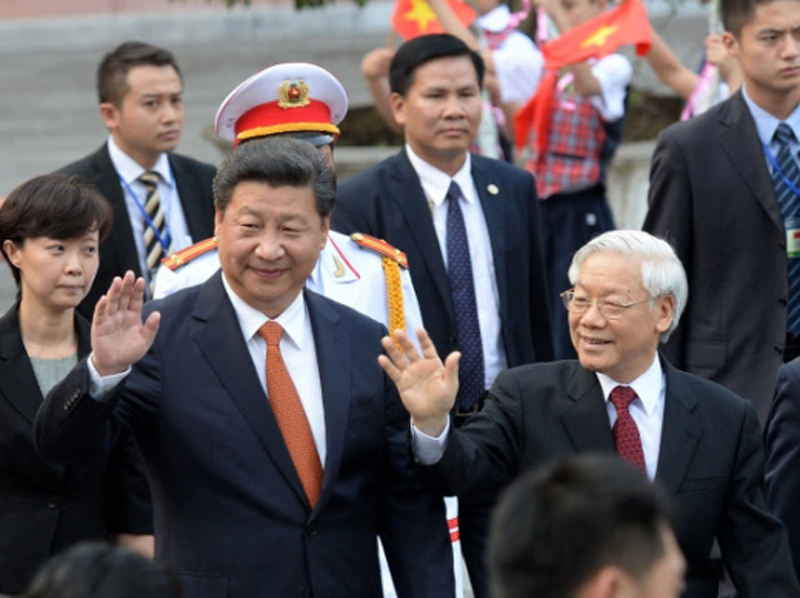 ▲ 시진핑 중국 국가주석(왼쪽)이 2015년 11월5일 베트남을 국빈 방문해 하노이 대통령궁에서 열린 환영 행사 뒤 응우옌푸쫑 베트남 서기장과 나란히 걸으며 손을 흔들고 있다. ⓒ 연합뉴스