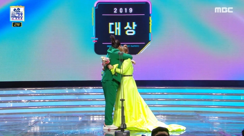 ▲2019 MBC 연예대상에서 작년도 대상 수상자 이영자가 올해 대상 수상자 박나래에게 상을 건네주고 포옹하는 장면. MBC 화면 캡처.