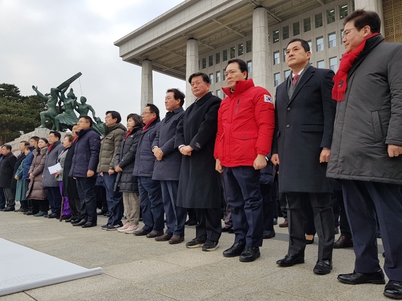 ▲ 자유한국당 의원들이 2일 국회 본청 앞에서 신년 인사를 하고 있다. 사진=금준경 기자.