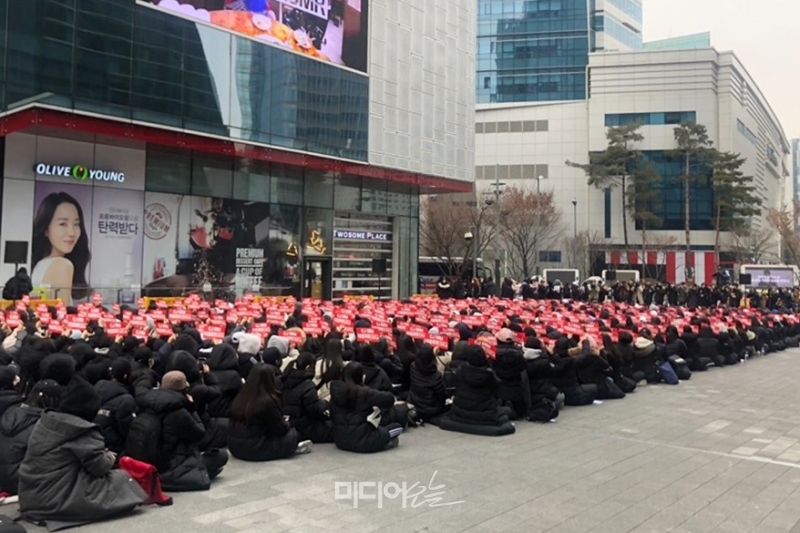 ▲22일 오전 서울 상암동 CJ ENM 앞에서 엑스원 새그룹 결성 요구 시위대의 모습. 사진=정민경 기자.