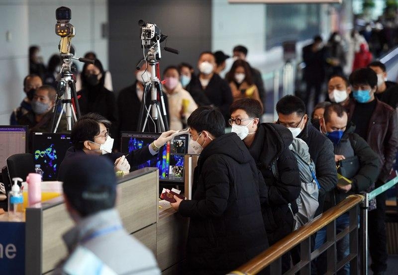 ▲신종 코로나바이러스 감염증 확산이 우려되는 가운데 인천국제공항에서 사람들이 검역을 받고 있다. 사진출처=연합뉴스.