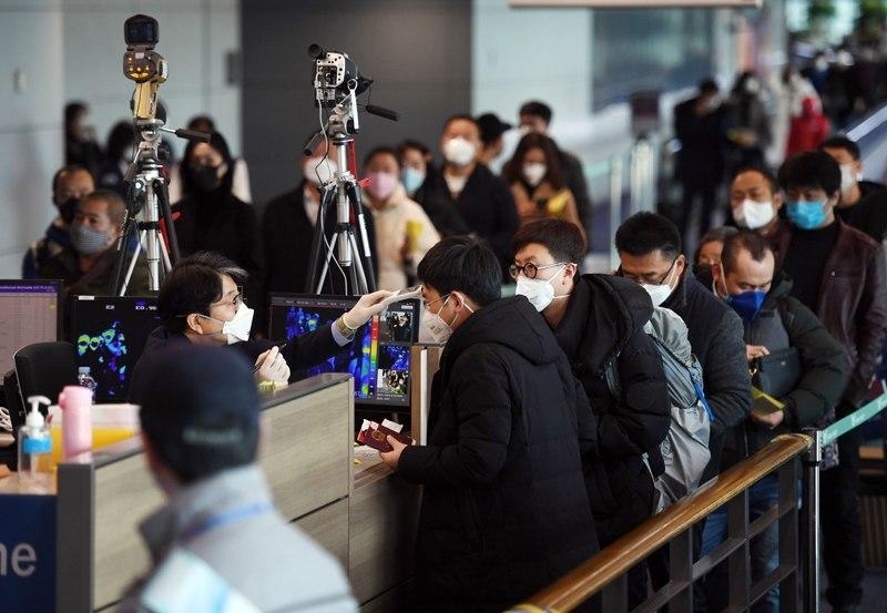 ▲ 신종 코로나바이러스 감염증 확산이 우려되는 가운데 인천국제공항에서 사람들이 검역을 받고 있다. 사진출처=연합뉴스.