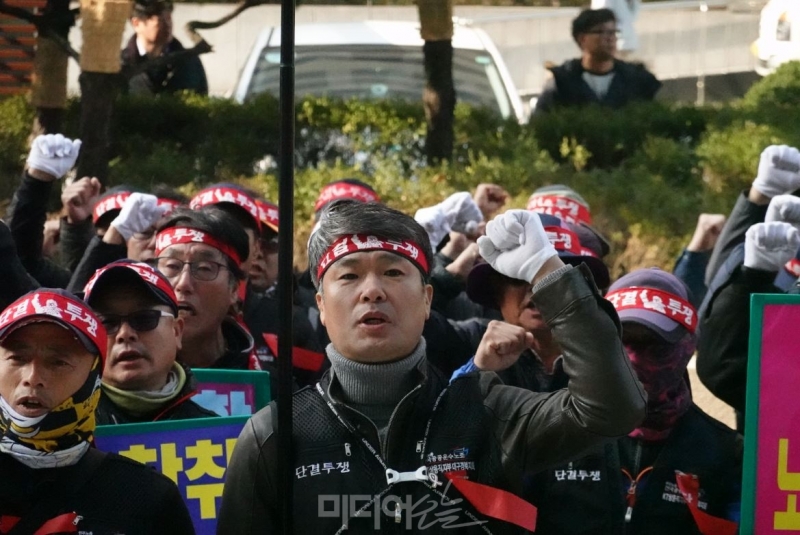 ▲공공운수노조 KT상용직지부가 지난 2018년 12월 파업 당시 서울 KT광화문지사를 찾은 모습.