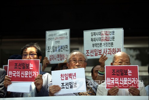 ▲ 2019년 8월1일 조선투위가 코리아나호텔 앞에서 기자회견을 연 모습. 사진=언론노조