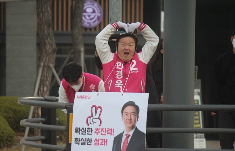 ▲ 미래통합당 인천연수을 후보로 확정된 민경욱 의원이 아들과 지역구 선거운동을 하고 있다. 사진=민겅욱 의원 페이스북