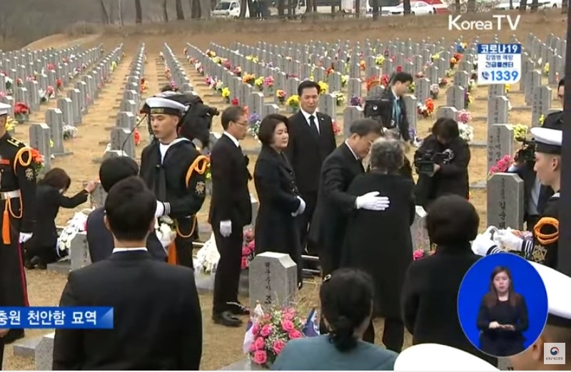 ▲문재인 대통령이 27일 서해수호의날 행사가 열린 대전현충원의 천안함 묘역에서 희생자에 참배하고 유족을 위로하고 있다. 사진=KTV 영상 갈무리