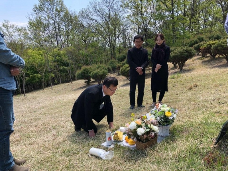 ▲ 김유열 EBS 부사장이  지난 4월23일, 고 박환성 PD 묘소를 찾아 참배했다. 사진=한국독립PD협회