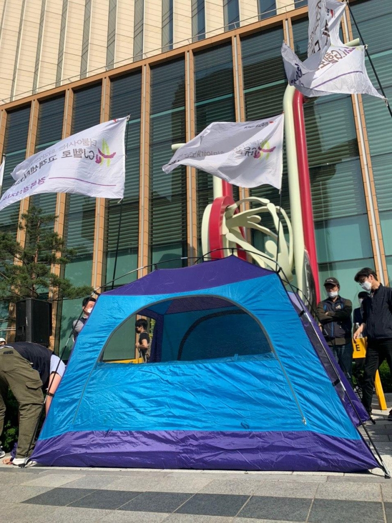 희망연대노조 LG헬로비전비정규직지부는 5일 서울 용산구 LG유플러스 사옥 앞에 농성 텐트를 치면서 노숙농성을 시작했다. 사진=희망연대노조 제공