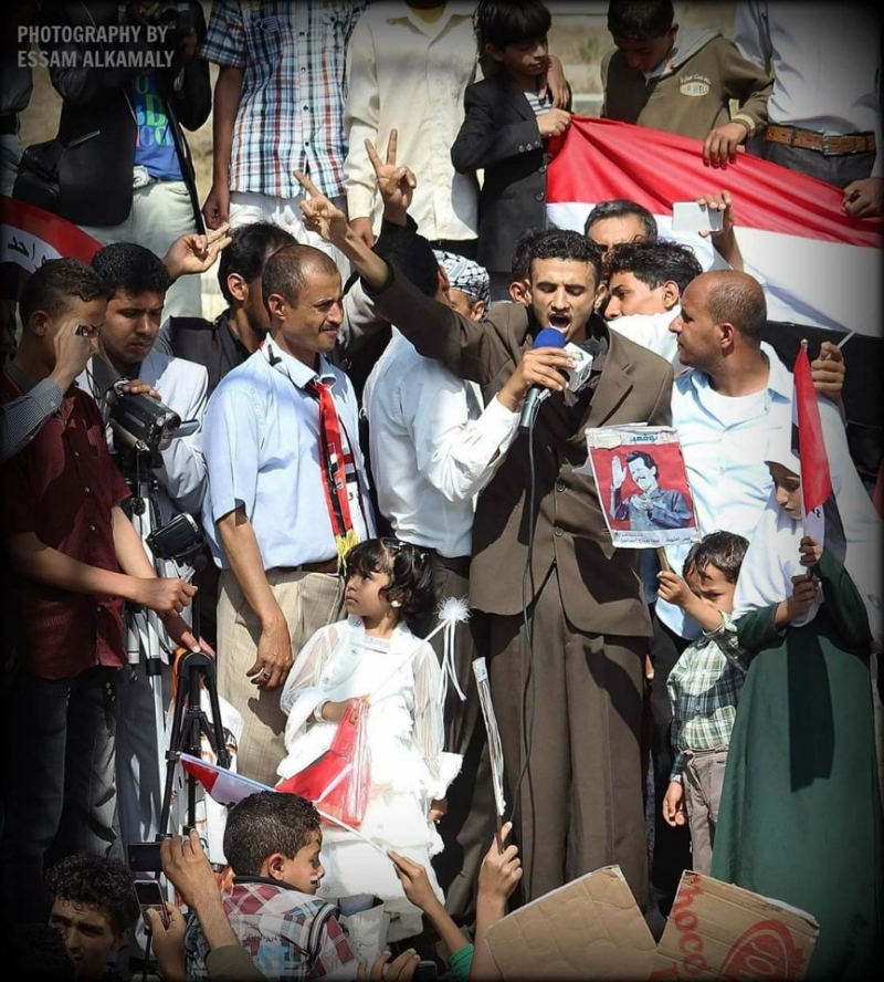 ▲이스마일씨가 2011년 아랍의 봄 당시 고향인 예멘 이브에서 열린 시위에서 발언하고 있다. 이스마일 제공
