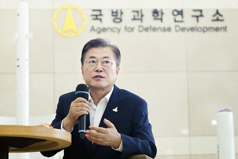 ▲문재인 대통령이 지난 23일 대전에 있는 국방과학연구소를 방문해 창설 50년을 격려하고 있다. 사진=청와대