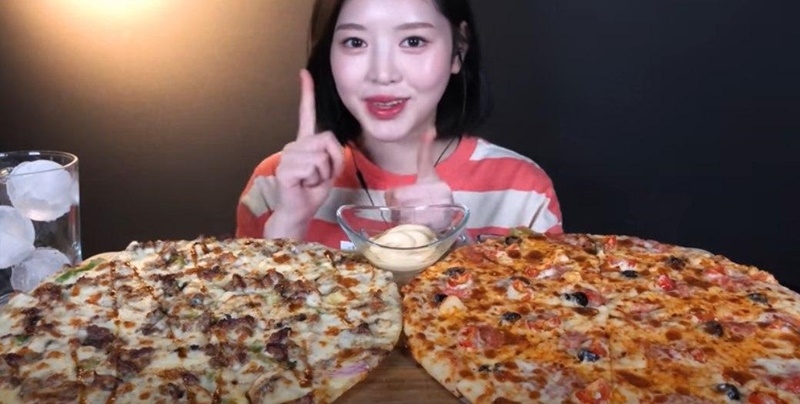 ▲ 뒤늦게 ‘유료 광고 포함’ 해시태그가 추가된 문복희 유튜브 영상 화면. 사진=문복희 유튜브 ‘SUB)피자헛 메가더블세트 피자 먹방 두판 순삭했어요 Pizza Mukbang ASMR’ 갈무리.