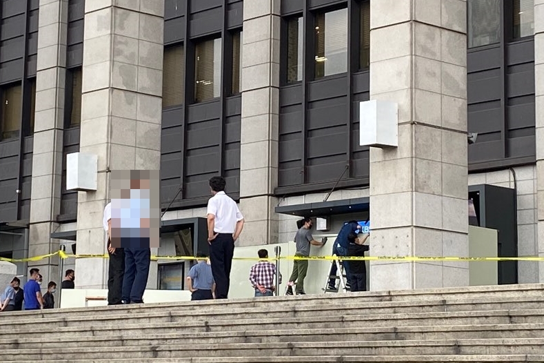 ▲ 5일 오후 사건이 일어난 후 KBS 직원들이 현장을 복구하고 있는 모습. 사진=정민경 기자.