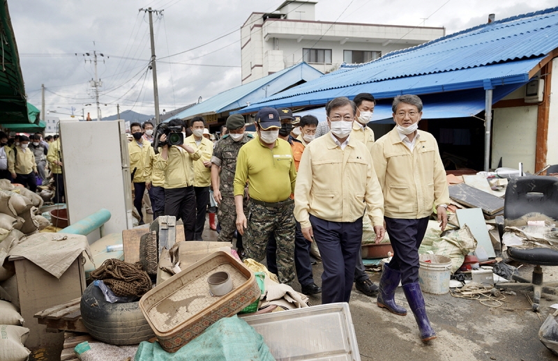 ▲문재인 대통령이 지난 12일 전남 구례군 폭우 피해현장을 방문하고 있다. 사진=청와대