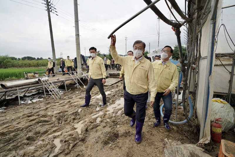 ▲문재인 대통령이 지난 12일 충남 천안의 폭우 피해현장을 방문해 둘러보고 있다. 사진=청와대