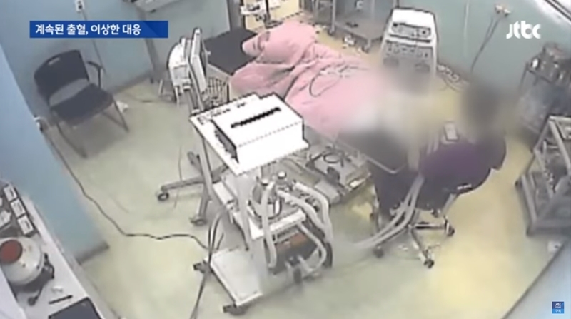 ▲수술실 CCTV 영상 중 의사가 자리를 비운 사이 간호조무사가 지혈을 하는 모습. 2018년 10월 JTBC 관련 보도 갈무리.