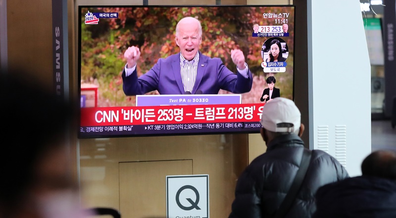 ▲ 지난 6일 서울역에서 미국 대선 결과를 지켜보는 시민들. ⓒ 연합뉴스