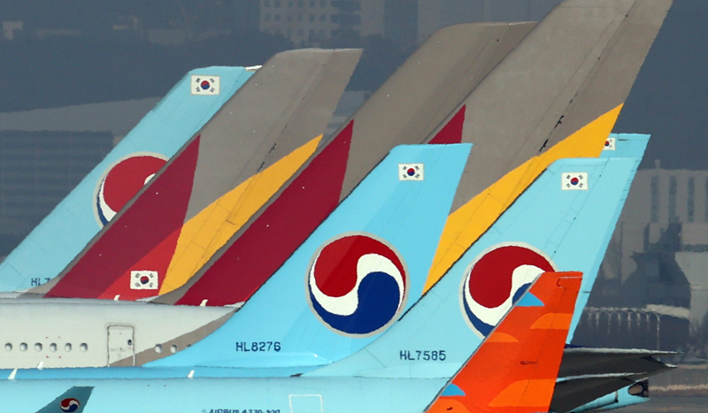 ▲ 11월16일 인천국제공항 계류장에 대한항공과 아시아나항공 항공기들이 서있다. ⓒ 연합뉴스