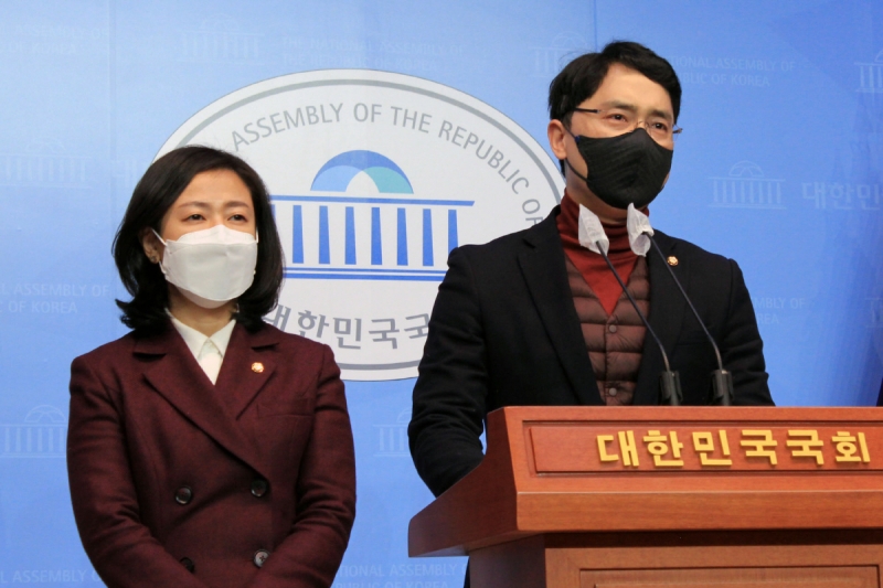▲김병욱(오른쪽) 국민의힘 의원이 지난 5일 국회 기자회견장에서 기자회견을 하고 있다. 사진=김병욱 페이스북