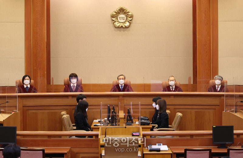 ▲ 유남석 헌법재판소장과 헌법재판관들이 28일 오후 서울 종로구 헌법재판소 대심판정에 입장해 자리에 앉아있다. 사진=민중의소리.