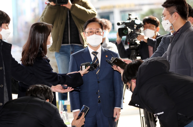 ▲박범계 법무부 장관이 지난 24일 오후 대전시 서구 둔산동 대전고등검찰청으로 들어가면서 기자 질문에 답하고 있다. ⓒ연합뉴스