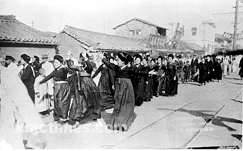 ▲ 3·1 운동 당시 경성여자고등보통학교 학생들의 만세 시위. 사진=나무위키