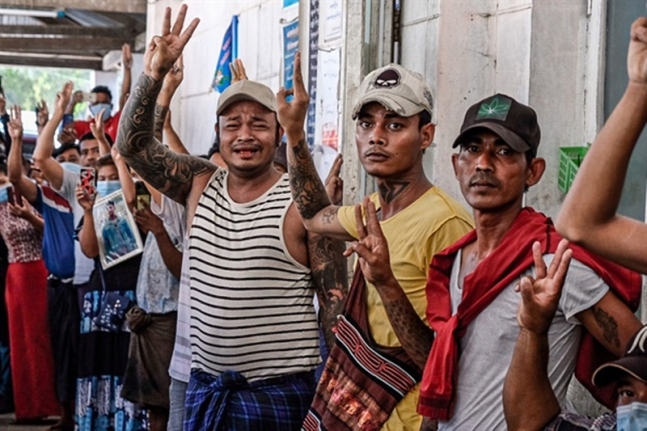 ▲ ‘세 손가락’ 경례를 취하고 있는 미얀마 시민들의 모습. 사진=MPA(미얀마사진기자모임), 참여연대