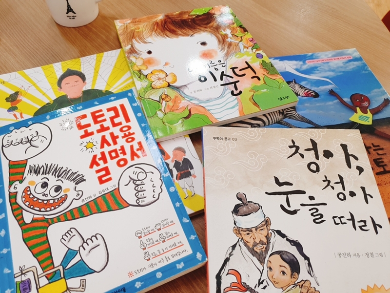 ▲ 공진하 한국우진학교 교사가 쓴 동화책들. 사진=장슬기 기자