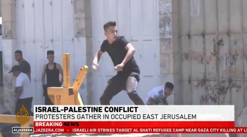 ▲한 팔레스타인 청년이 시위대를 무력 진압한 이스라엘 경찰을 향해 돌을 던지고 있다. 사진=알자지라 관련 보도 갈무리.
