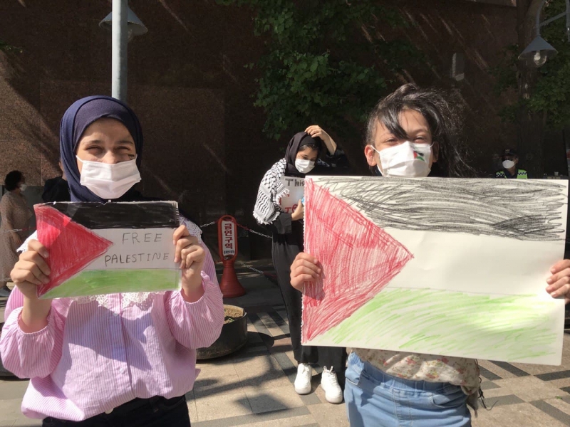 ▲ 지난 19일 주한 이스라엘 대사관 앞 1인 시위에 참가한 팔레스타인인 디마(왼쪽). 사진=손가영 기자