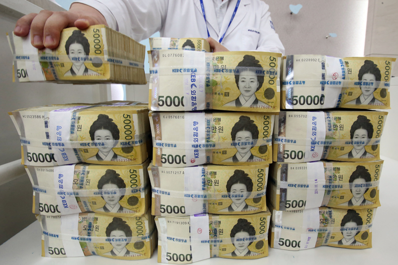 ▲ 서울 시내 한 은행에서 직원이 은행으로 환수된 5만원권을 정리하는 모습. ⓒ 연합뉴스
