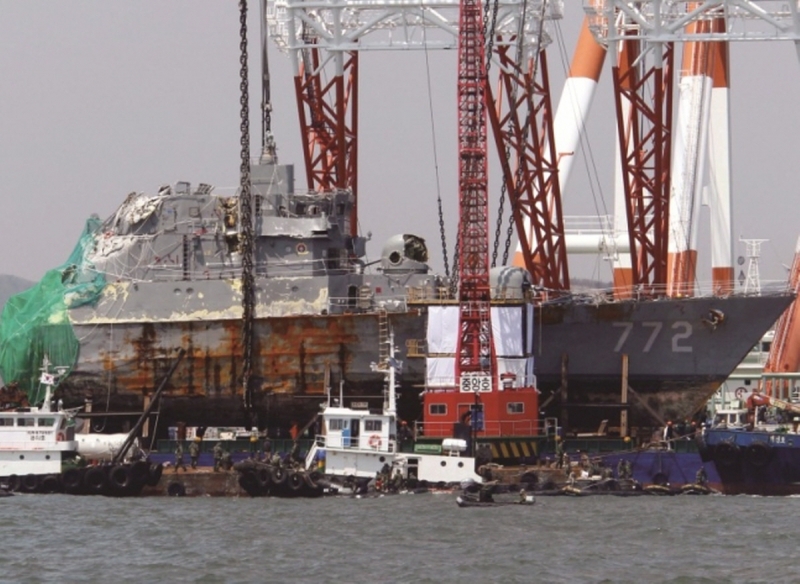 ▲해군이 인양업체를 동원해 지난 2010년 4월24일 천안함 함수를 인양하고 있다. ⓒ연합뉴스