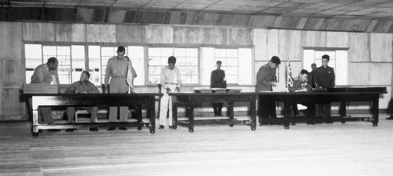 ▲ 1953년 7월 휴전협정을 조인하는 유엔군 사령관과 북한 측 대표. 사진=위키백과