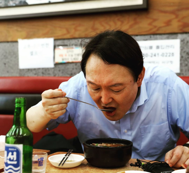▲ 윤석열 대선 예비후보가 '대선' 소주와 함께 국밥을 먹는 장면. 사진=윤석열캠프