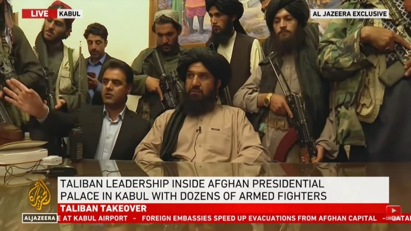 ▲탈레반 사령관들이 지난 16일 아프가니스탄 수도 카불의 대통령궁에 입성해 대통령 경호원(왼쪽)과 앉아 있는 모습. 사진=알자지라 유튜브 캡쳐
