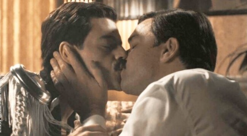▲ 영화 보헤미안 랩소디에서 프레디 머큐리(왼쪽)와 매니저 폴 프렌터가 키스하는 장면