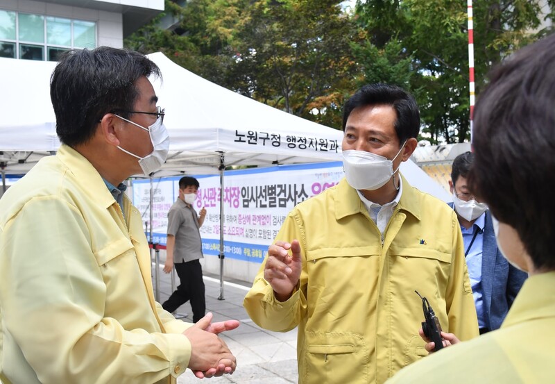 ▲Seoul Mayor Oh Se-hoon listens to an explanation at a screening test center in Nowon-gu on July 19th. Photo = Oh Se-hoon's Facebook