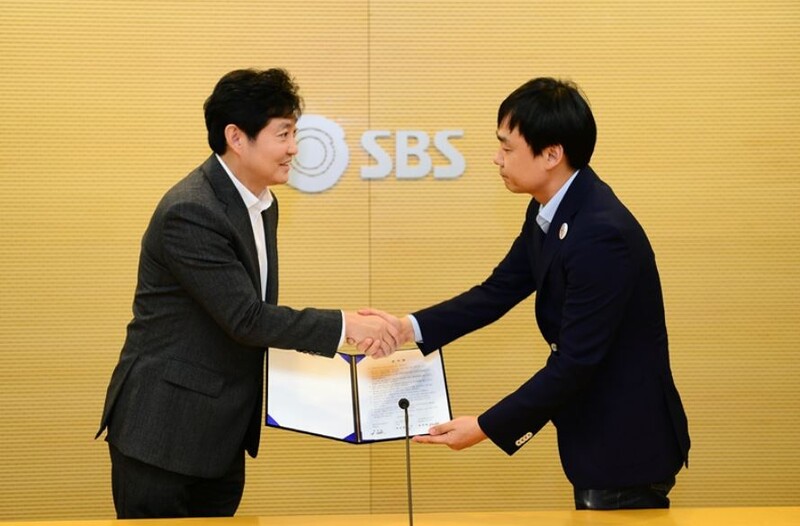 ▲박정훈 SBS 사장(왼쪽)과 윤창현 전 언론노조 SBS본부장이 지난 2017년 10월13일 사장 임명동의제에 합의했다. 사진=SBS 제공