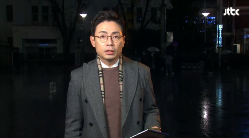 ▲오대영 JTBC 저녁 메인뉴스 ‘뉴스룸’ 앵커가 지난 23일 옛 전남도청에서 뉴스룸을 시작하고 있다. 사진=JTBC 홈페이지 갈무리