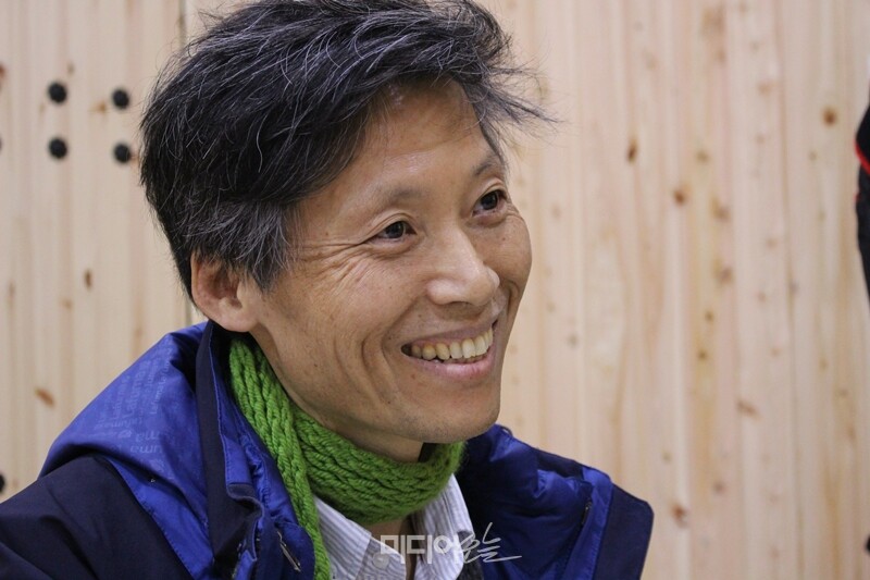 ▲ 암 투병 중이던 이용마 기자가 2017년 3월 전북 진안의 한 건강촌에서 미디어오늘과 인터뷰를 하고 있다. 사진=김도연 기자