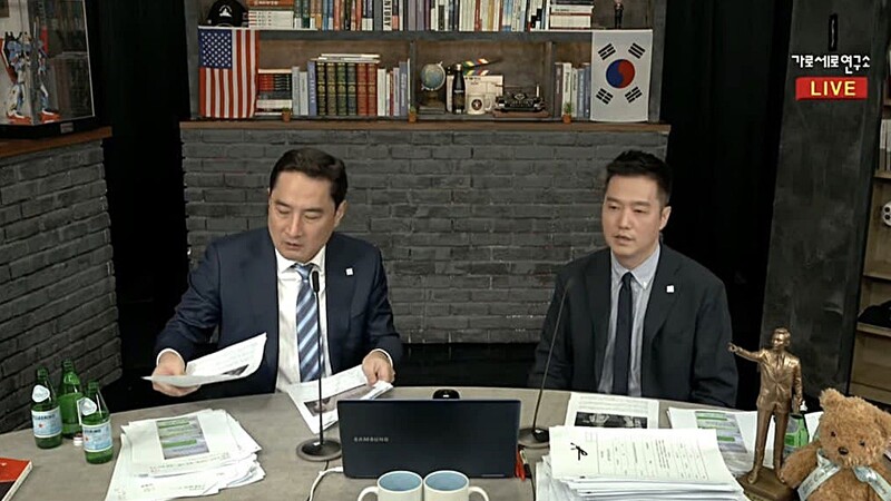 ▲가세연 방송 모습. 강용석(왼쪽)과 김세의(오른쪽).