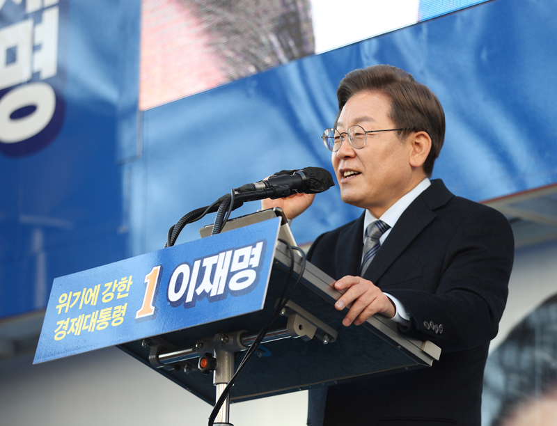 ▲ 이재명 더불어민주당 대선후보가 지난 6일 오후 서울 은평구 응암역 인근에서 열린 유세에서 지지를 호소하고 있다. 사진=이재명 캠프