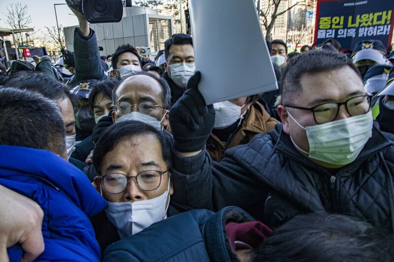 ▲ 국민의힘 추경호 원내수석부대표와 박성중 의원(과학기술정보방송통신위원회 야당 간사) 등이 지난 2월 14일 MBC 상암본사 진입을 저지하려는 시민와 취재진 등 인파에 휩쓸리고 있다. 사진=김용욱 기자