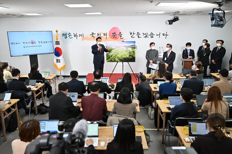 ▲윤석열 대통령 당선자가 20일 오전 대통령직 인수위원회 기자회견장에서 대통령집무실 용산 이전 계획을 발표하고 있다. 사진=윤석열 대통령 당선자 비서실